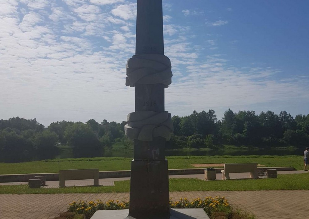 Stela. Partizanų memorialas.
